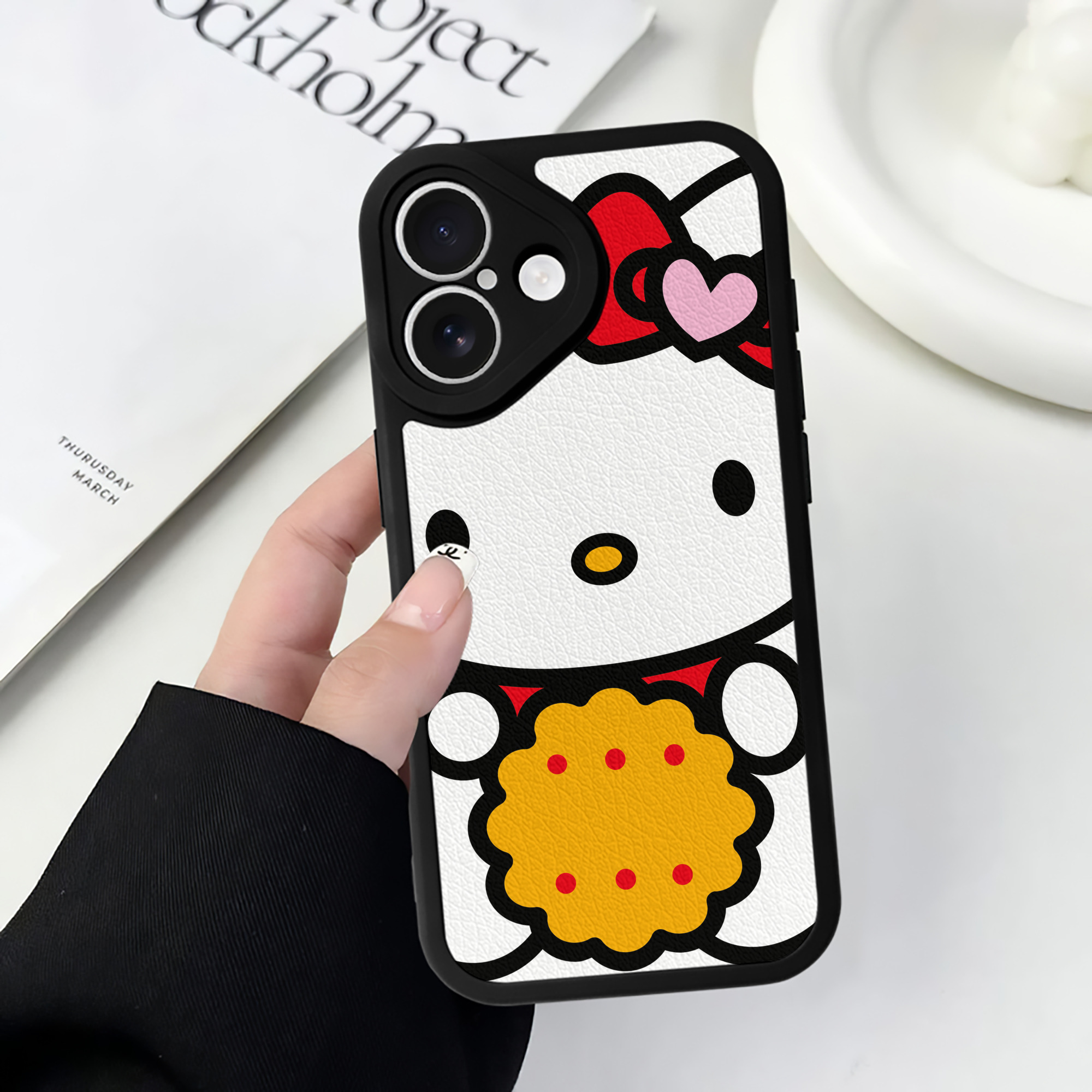 （画像用） Hello Kitty ハローキティ 【iPhone 16シリーズ対応】シリコンスマホケース（レザー調） 材質：シリコン